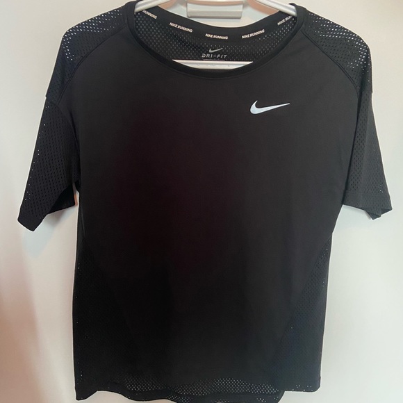 NIKE breathable workout top😁 - Picture 1 of 4